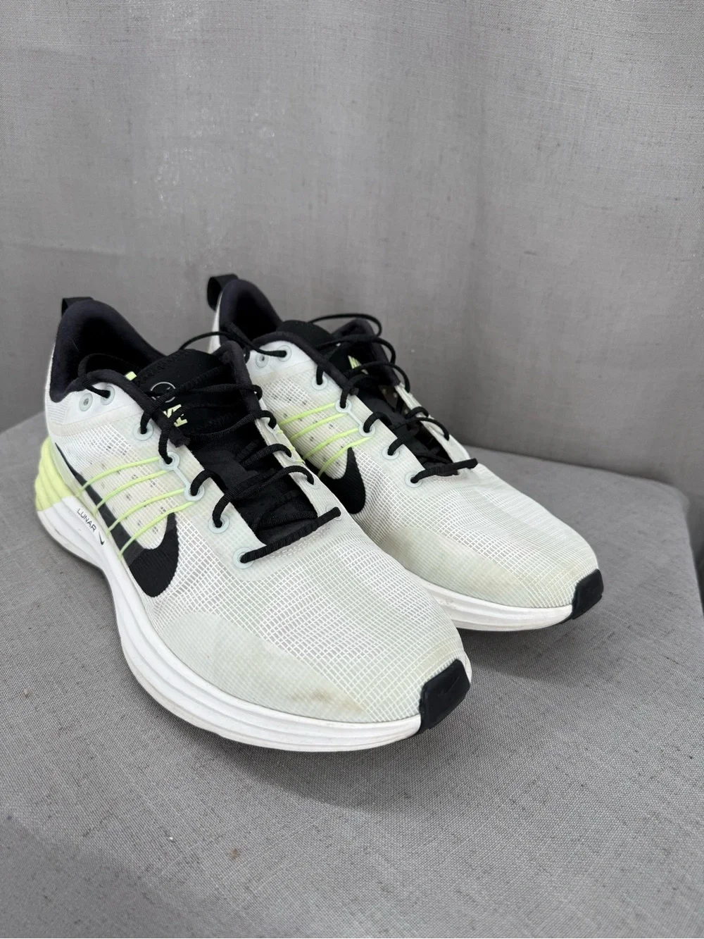 Nike Lunar Roam Men's Size 9.5 US Running Shoes Off White Volt
